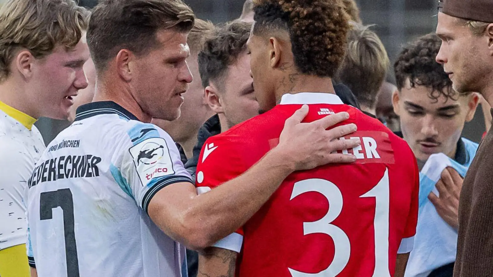 Nach dem Eklat gab es viele aufmunternde Worte für den Cottbuser Justin Butler. (Foto: Heike Feiner/Eibner Pressefoto/dpa)