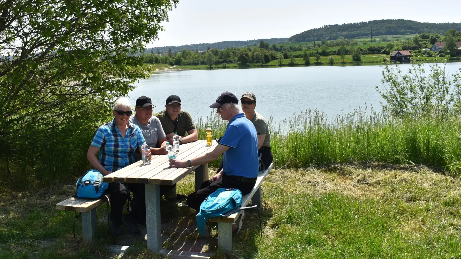 Bänke laden zum Verweilen und zum Genießen der Natur ein. Natürlich kann man sich dort auch seine mitgebrachte Verpflegung schmecken lassen. Auf der anderen Seite findet sich der Liegewiesenbereich. (Foto: Ute Niephaus)