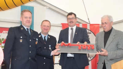 Architekt Karlheinz Liebberger und Bauherr Roland Scheibenberger übergeben den symbolischen Schlüssel an Dieter Grau und Markus Dehner (von rechts). (Foto: Hans-Bernd Glanz)