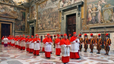 Das Foto zeigt, wie die Kardinäle zu Beginn des Konklaves im Jahr 2005 in einer Prozession zur Sixtinischen Kapelle im Vatikan gehen. (Archivbild) (Foto: Uncredited/Osservatore Romano via AP/dpa)