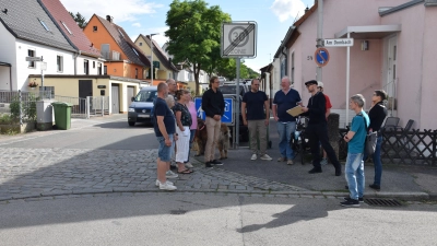 Die Anwohner der Dombachstraße tauschten sich mit einigen Stadträten über die Verkehrsprobleme und mögliche Lösungen aus. (Foto: Florian Schwab)