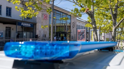 Die Polizei hat einen Verdächtigen am Rosenheimer Bahnhof festgenommen. (Foto: Peter Kneffel/dpa)