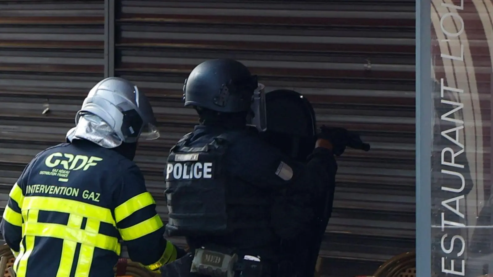 Polizisten stehen vor dem Restaurant in Issy-les-Moulineaux. (Foto: Ian Langsdon/AFP/dpa)