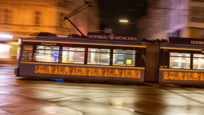 Ein junger Mann wurde Opfer eines offenbar homophoben Übergriffs in einer Straßenbahn in München. (Symbolbild) (Foto: Peter Kneffel/dpa)