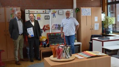 Werner Mönikheim, Hans Herold und Schulleiter Christoph Langhorst zeigen einen der Klassenräume in der Franziskusschule. (Foto: Ute Niephaus)