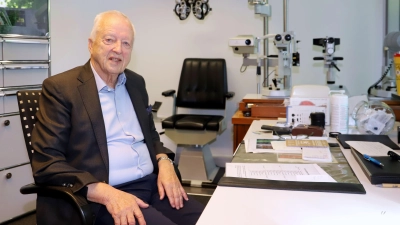 Im Oktober 1977 übernahm Dr. Frank Jaksche die Augenarztpraxis. In all den Jahrzehnten seitdem fand der heute 81 Jahre alte Mediziner den Kontakt mit den Menschen bereichernd. (Foto: Oliver Herbst)