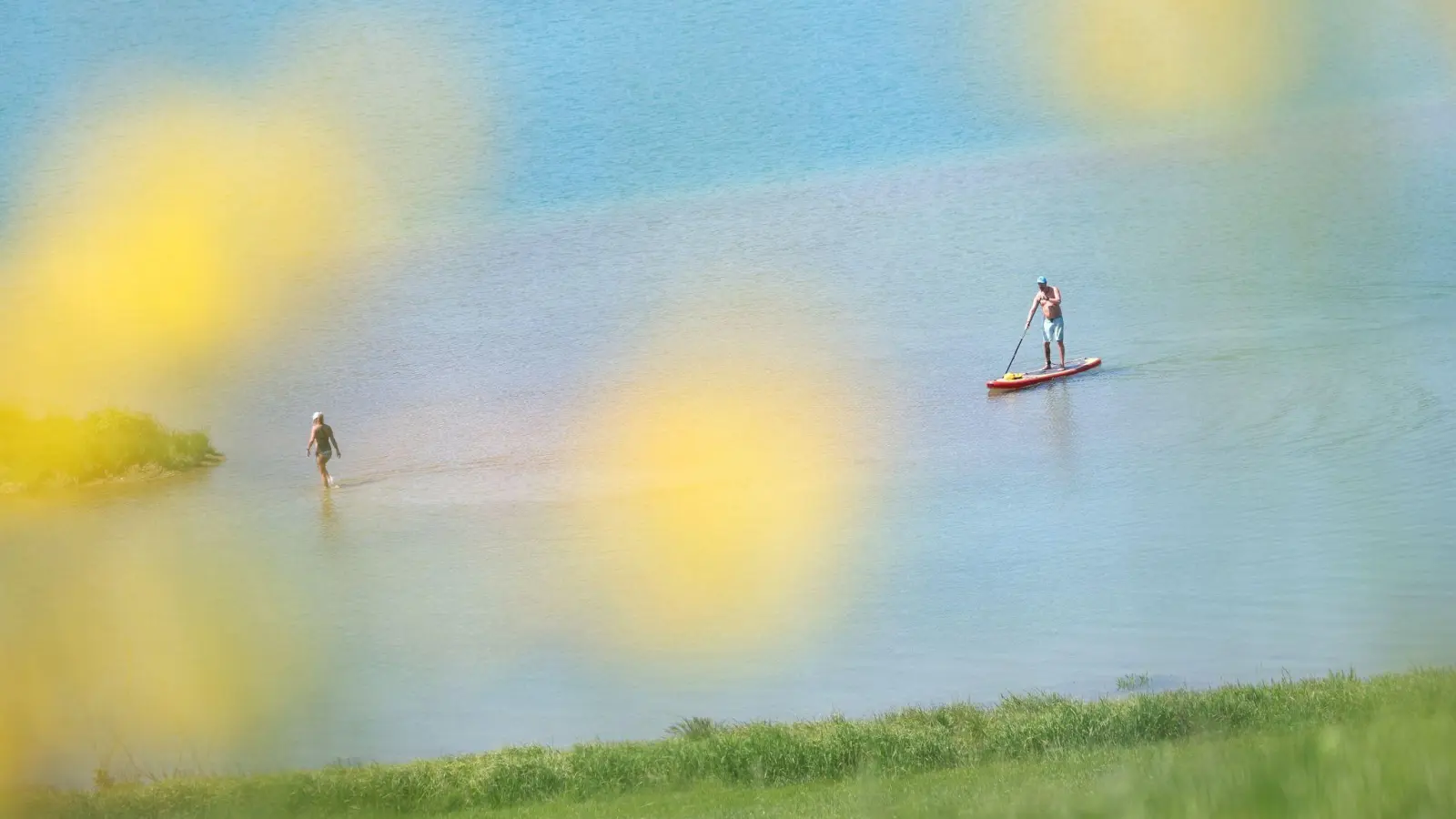 Ein SUP-Fahrer ist auf dem Forggensee unterwegs. (Archivbild) (Foto: Karl-Josef Hildenbrand/dpa)