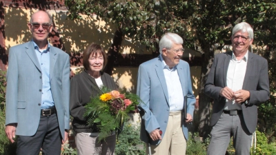Der Fördervereins-Vorsitzende Ulrich Herz (links) ernannte Gisela Daubinger (2. v.l.) und Karl-Friedrich Künzel (3.v.l.) zu Ehrenmitgliedern. Museumsleiter Dr. Herbert May (rechts) wurde bei der Versammlung verabschiedet.  (Foto: Hans-Bernd Glanz)