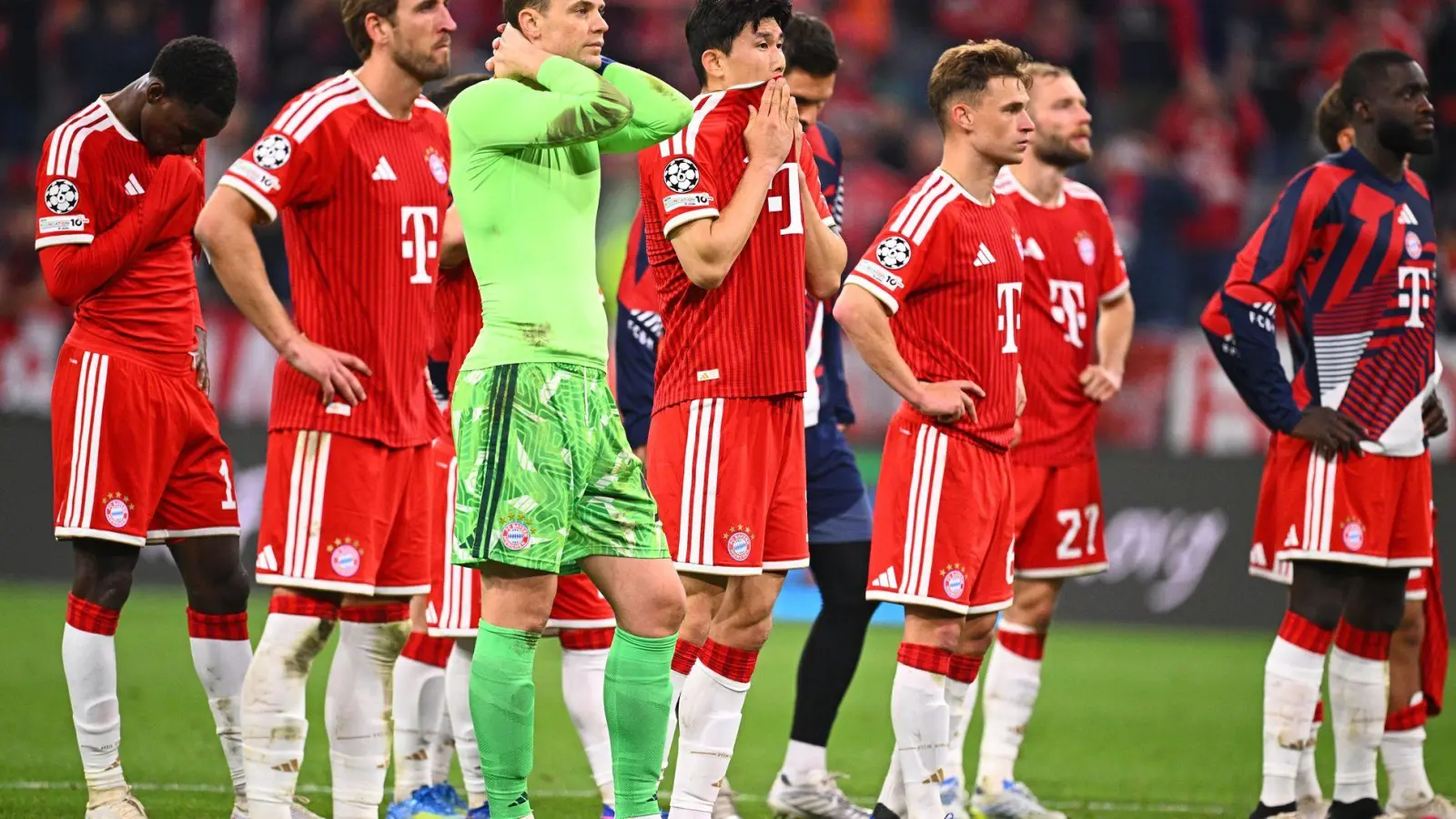 Enttäuschte Bayern-Profis nach dem verpassten Finale.  (Foto: Tom Weller/dpa)