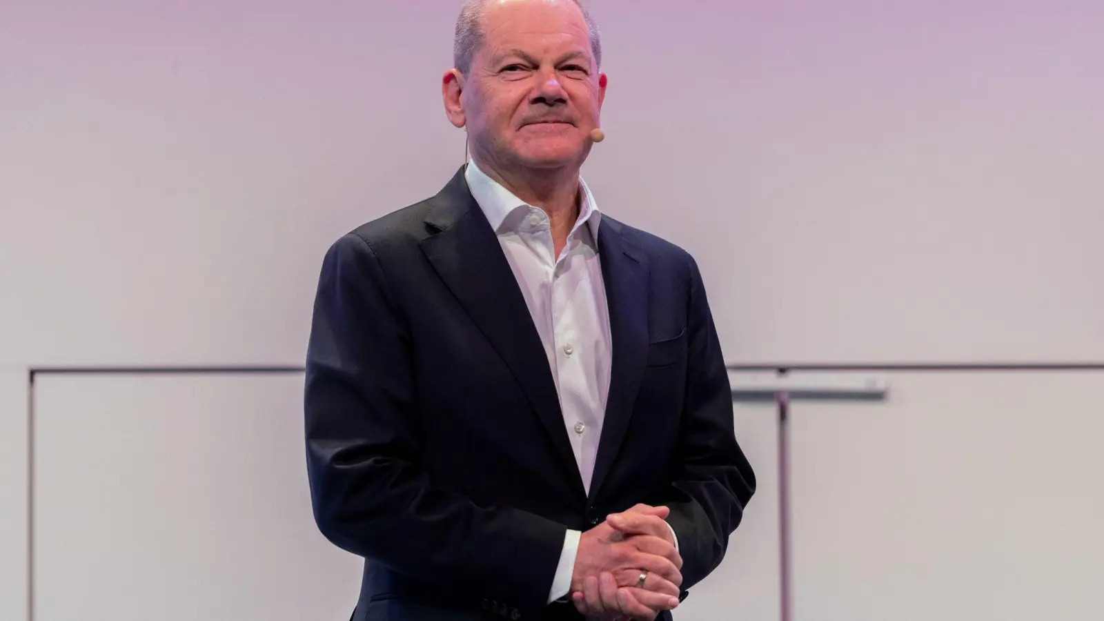 Olaf Scholz sieht keinen Grund für Alarmismus nach dem Trump-Ausfall gegen Merz (Archivbild) (Foto: Rolf Vennenbernd/dpa)