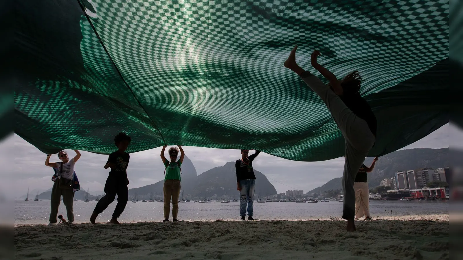 Vor dem G20 in Brasilien: Aktivisten der Bewegung „Amazonia de Pe“ nehmen an einem Protest am Strand von Botafogo teil (Foto: Bruna Prado/AP/dpa)