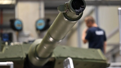 Das Kanonenrohr eines Leopard-Panzers von KNDS.  (Foto: Swen Pförtner/dpa)
