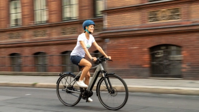 Immer mehr Menschen sind mit E-Bikes unterwegs: Für viele sind die Motor-Fahrräder eine umweltfreundliche Alternative zum Pkw. (Foto: Zacharie Scheurer/dpa-tmn)