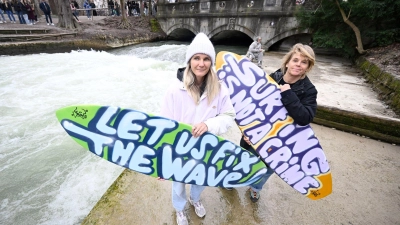 Aufgerufen zu der Kundgebung hatte unter anderem der Surfclub München.  (Foto: Felix Hörhager/dpa)