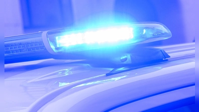 Einsatz für die Polizei: In München wurde ein 57-Jähriger von seinem eigenen Fahrzeug eingeklemmt. (Symbolbild) (Foto: Julian Stratenschulte/dpa)