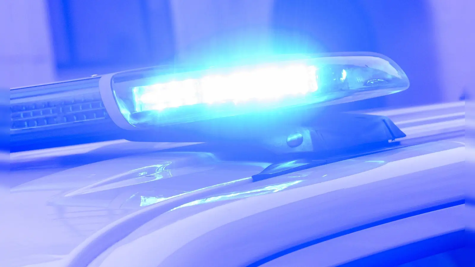 Einsatz für die Polizei: In München wurde ein 57-Jähriger von seinem eigenen Fahrzeug eingeklemmt. (Symbolbild) (Foto: Julian Stratenschulte/dpa)