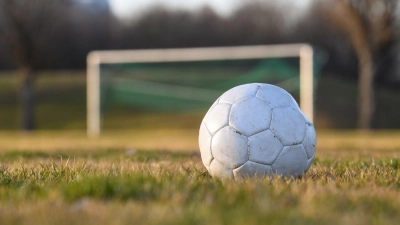 Streitende Eltern führten zu einem Polizeieinsatz bei einem Fußballspiel. (Symbolbild) (Foto: Tobias Hase/dpa)
