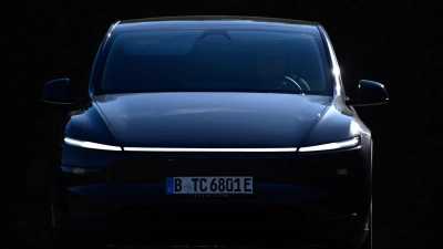 Eine durchgehende LED-Lichtleiste dominiert die Optik der Frontpartie des Tesla Model Y „Juniper“. (Foto: Klaus-Dietmar Gabbert/dpa-tmn)