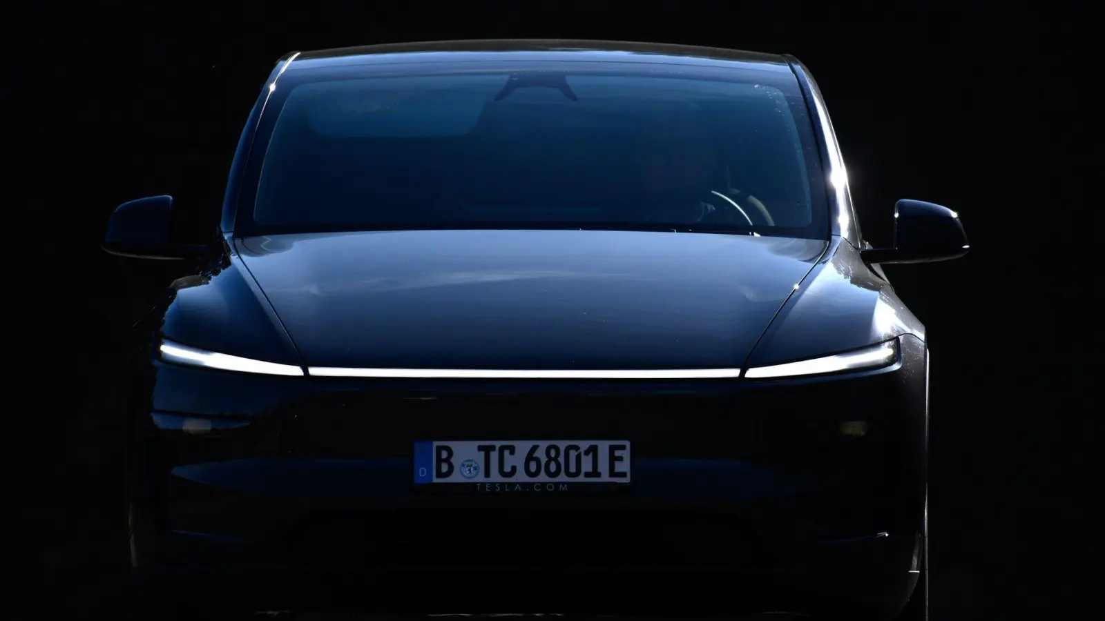 Eine durchgehende LED-Lichtleiste dominiert die Optik der Frontpartie des Tesla Model Y „Juniper“. (Foto: Klaus-Dietmar Gabbert/dpa-tmn)