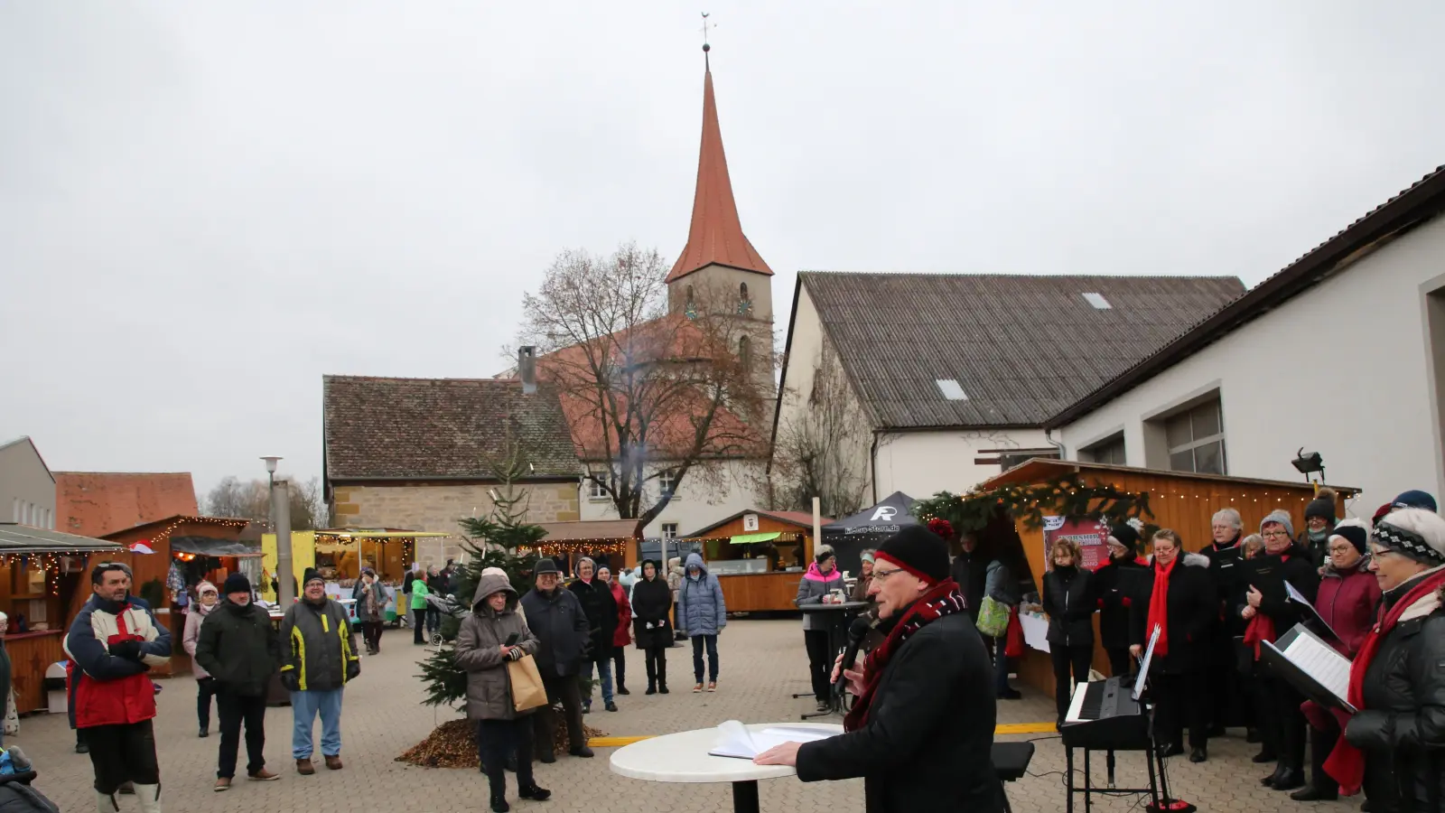 Keiner Zeit wohnt so viel Zauber inne wie der Weihnachtszeit. Schon weit vor Heiligabend werden Häuser und Gärten, Straßen und Plätze festlich geschmückt und der Ort erstrahlt in hellem Lichterglanz. Dick eingemummelt tritt die Kälte in den Hintergrund und es geht auf zum Weihnachtsmarkt. Auch in diesem Jahr findet am dritten Adventssamstag der beliebte Markt in Flachslanden am Platz vor dem Feuerwehrhaus statt. Verbringen Sie dort ein paar schöne Stunden mit Freunden und der Familie und genießen Sie die Weihnachtszeit. (epr, rae) (Foto: Alexander Biernoth)