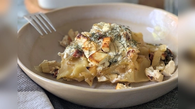 Es muss nicht immer italienisch sein: Die Lasagne bekommt durch Fetawürfel und Schafskäsegewürz einen griechischen Dreh.  (Foto: Doreen Hassek/hauptstadtkueche.blogspot.com/dpa-tmn)