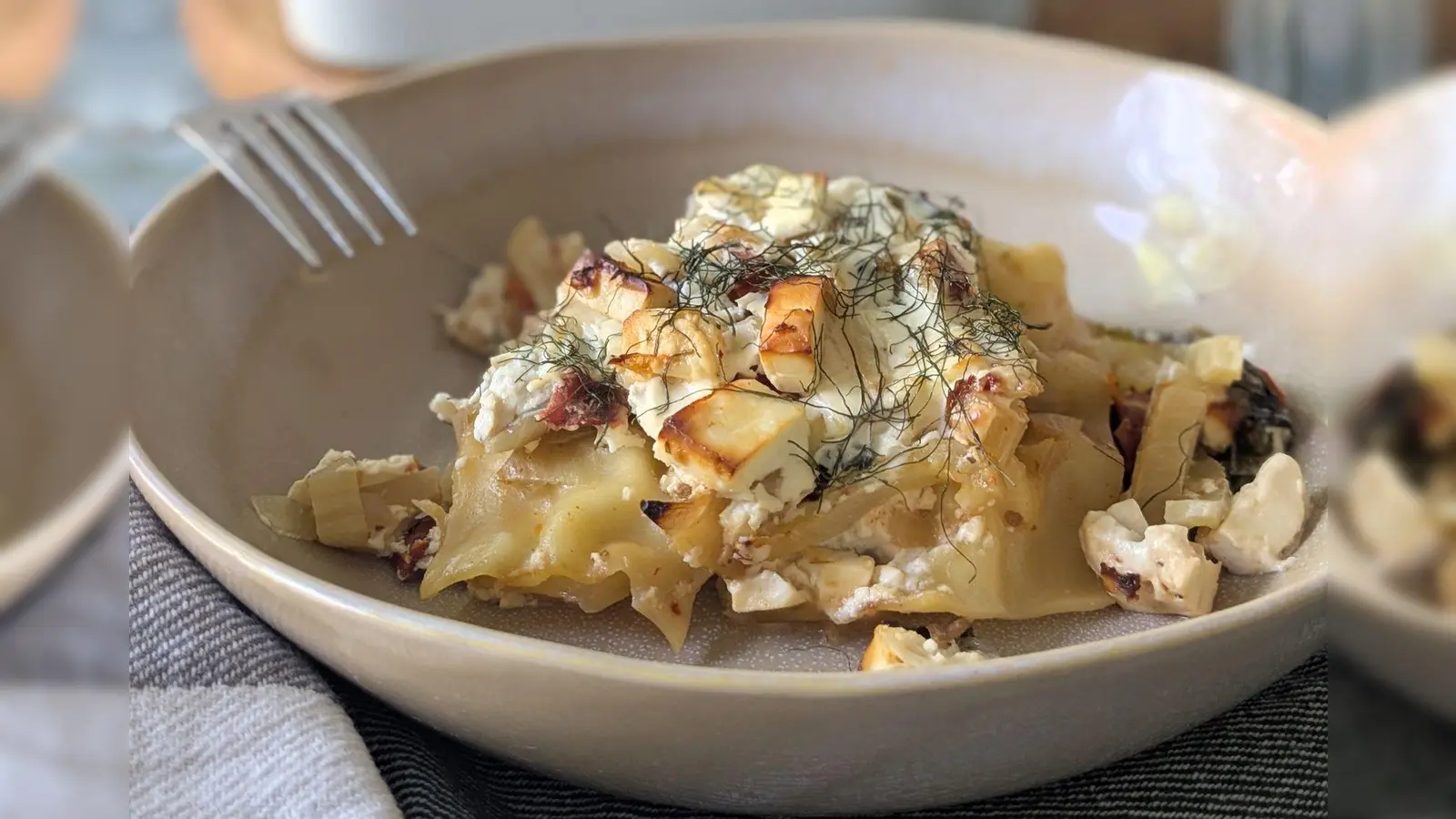 Es muss nicht immer italienisch sein: Die Lasagne bekommt durch Fetawürfel und Schafskäsegewürz einen griechischen Dreh.  (Foto: Doreen Hassek/hauptstadtkueche.blogspot.com/dpa-tmn)