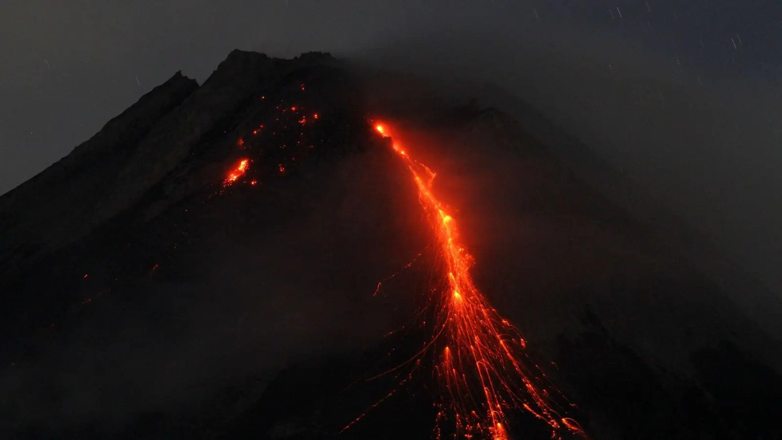 Der Berg Merapi spuckt Lava. (Foto: Angga Budhiyanto/ZUMA Press Wire/dpa)