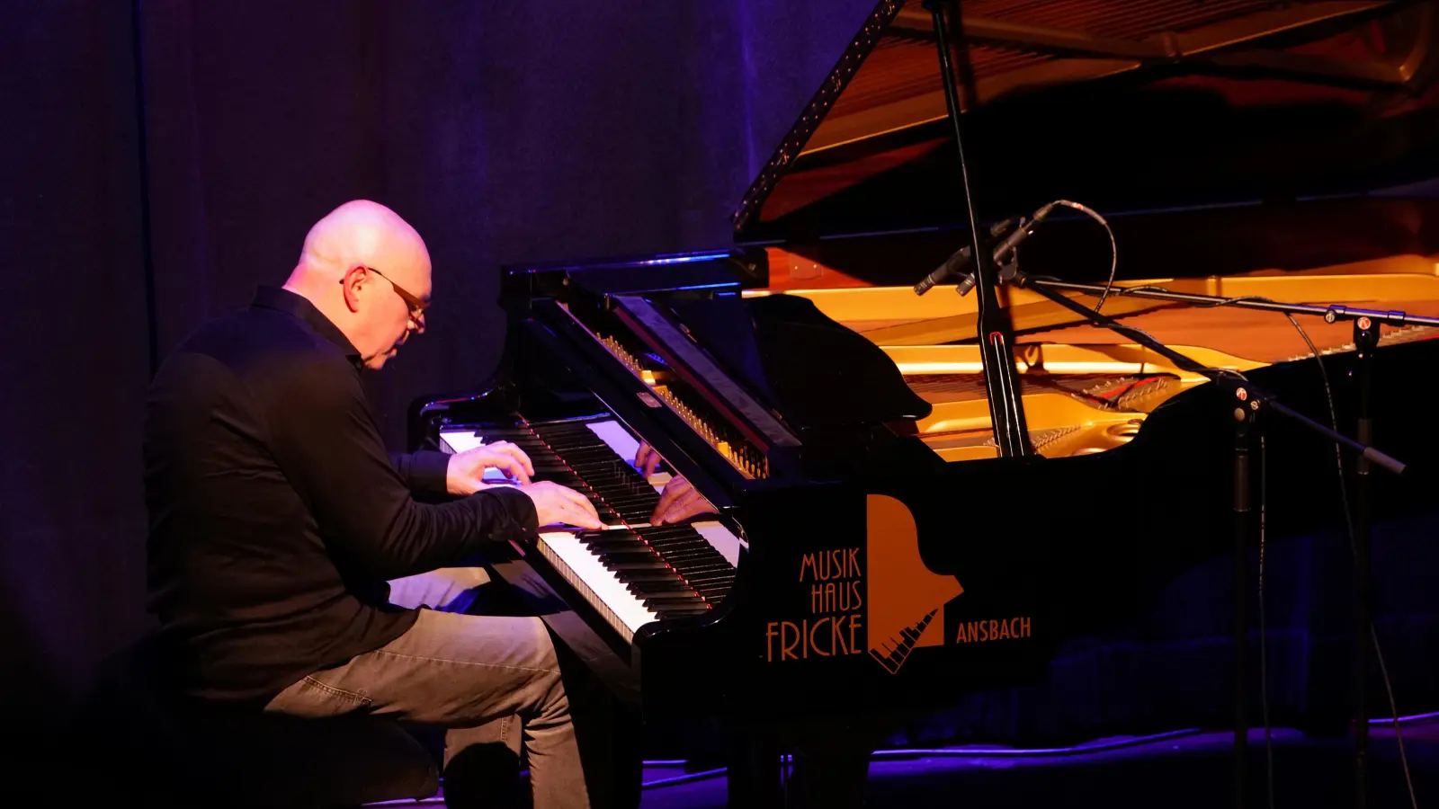 Lyrisch und energiegeladen: der Jazzpianist Dieter Köhnlein. (Foto: Simon Rosenbauer)