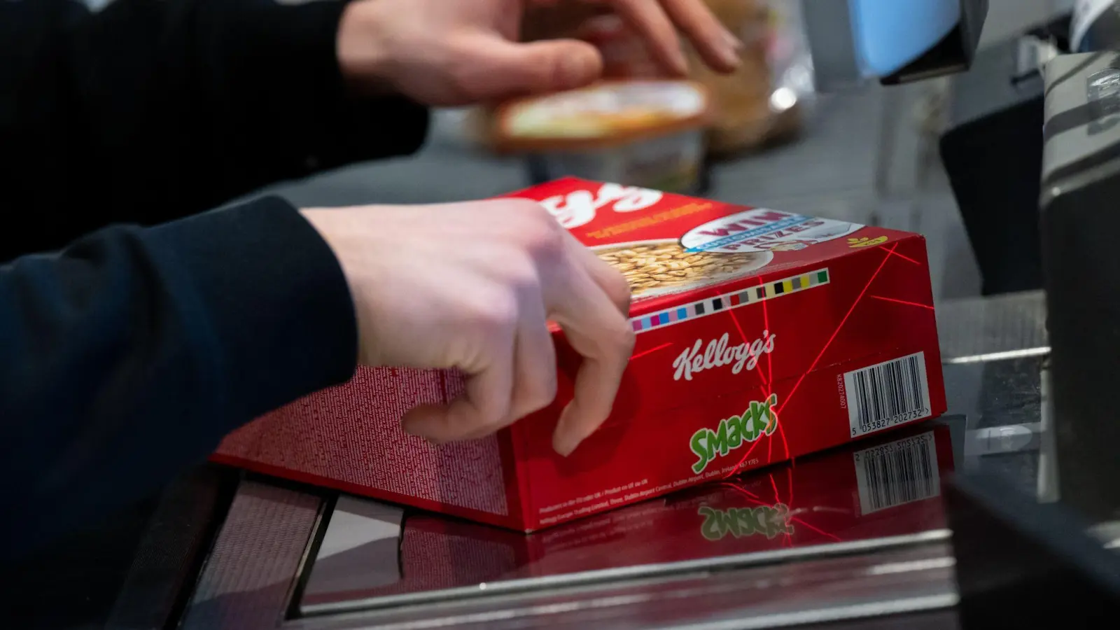 Eine Packung „Smacks” darf nicht fehlen beim Einkauf - so geht es manch Verbraucher in Deutschland.  (Foto: Sven Hoppe/dpa)