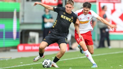 Köln-Neuzugang Isak Johannesson kämpft gegen Regensburg Leo Mätzler um den Ball. (Foto: Daniel Löb/dpa)
