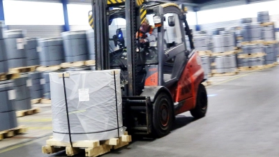 Von einem Gabelstapler angefahren wurde eine Frau in Flachslanden. (Symbolbild: Roland Weihrauch/dpa)