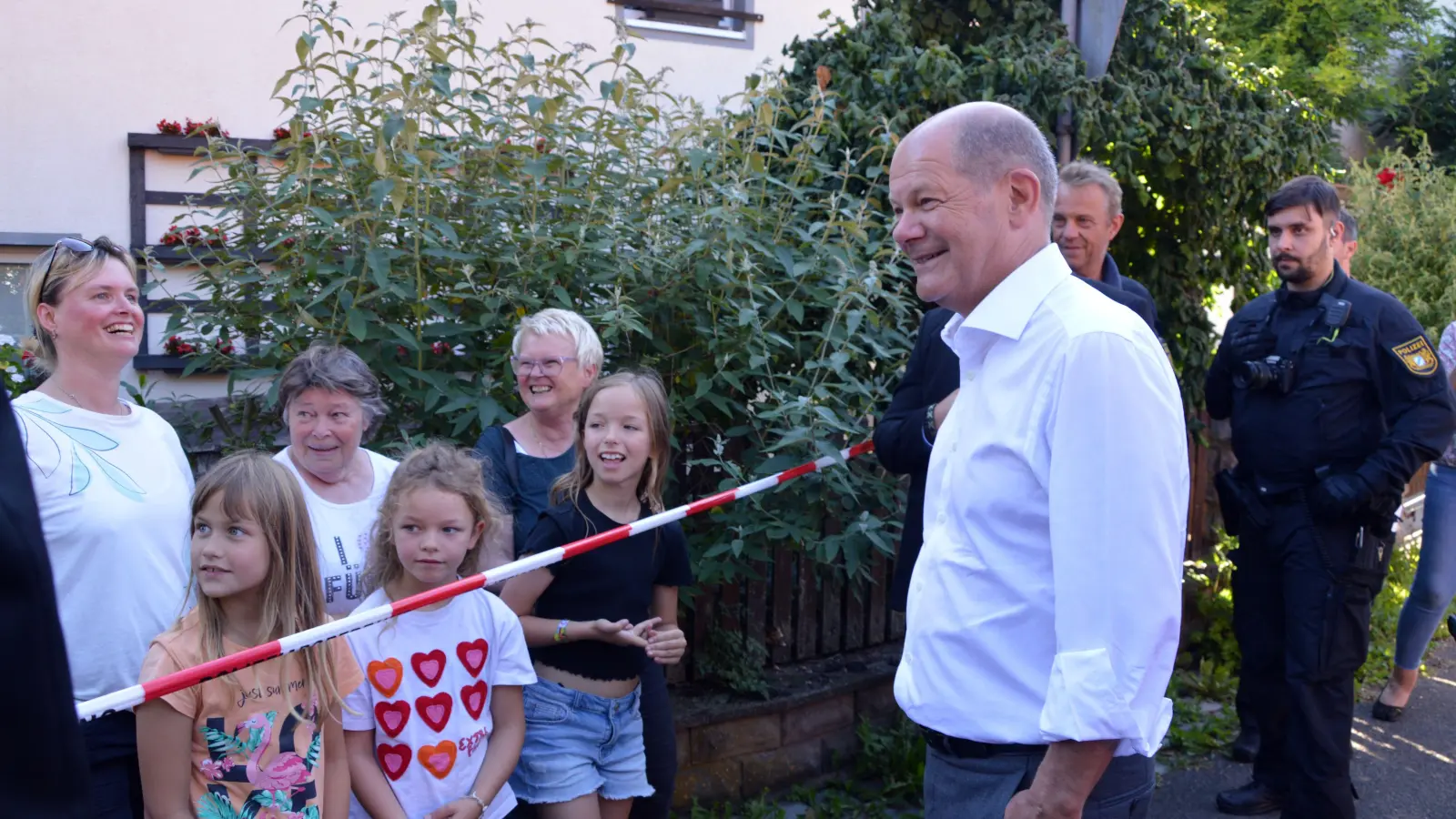 Vor der Abfahrt schaute Bundeskanzler Olaf Scholz noch bei den Mettelauracher Zaungästen vorbei. Der Kurzbesuch am Absperrband kam gut an. (Foto: Johannes Zimmermann)