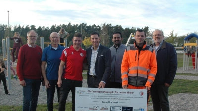 Weihten den Spielplatz offiziell ein (von links): Pfarrer Thorsten Wolff, TSV-Vorsitzender Ralph Bieringer, Fußball-Abteilungsleiter Sven Hofmann, Bürgermeister Sven Waidmann, Kaplan Sijo Sebastian, Bauhofmitarbeiter Julian Schober und Gemeindereferent Robert Bayer (Foto: Albrecht Flierl)