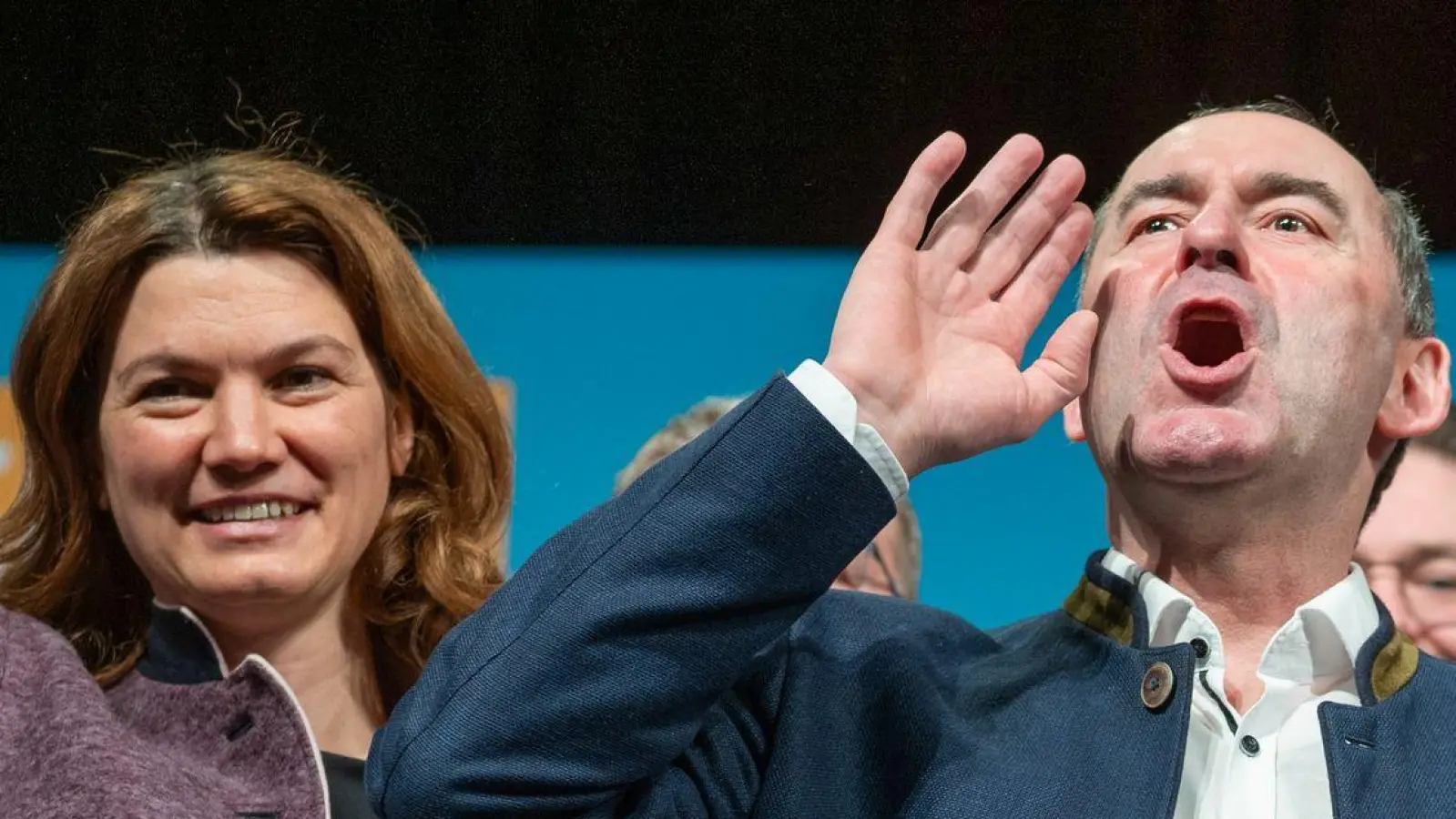 Freie-Wähler-Chef Hubert Aiwanger und Landrätin Tanja Schweiger, seine Lebensgefährtin,  beim politischen Aschermittwoch (Archivbild). (Foto: Armin Weigel/dpa)