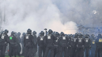Mussten eingreifen: Polizisten stürmten auch den Mannheimer Block. (Foto: Uwe Anspach/dpa)