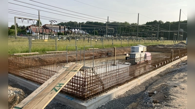 Das Umspannwerk der N-Ergie in Dinkelsbühl: Aktuell entsteht hier ein zweites Betriebsgebäude für eine weitere 20-Kilovolt-Schaltanlage. Das Versorgungsunternehmen investiert dafür sowie für weitere Maßnahmen insgesamt 4,4 Millionen Euro. (Foto: N-Ergie/Michael Kreißelmeier)