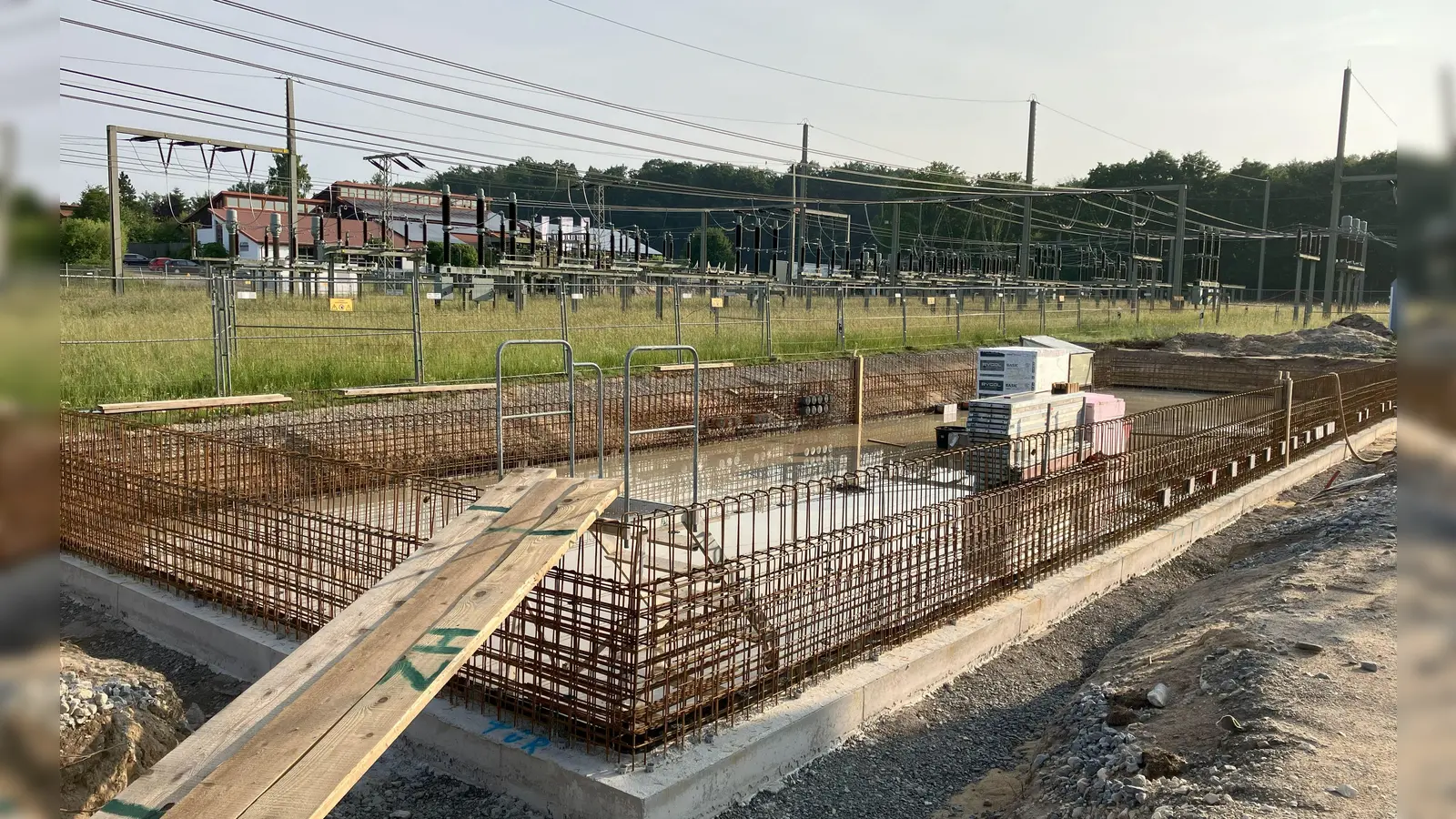 Das Umspannwerk der N-Ergie in Dinkelsbühl: Aktuell entsteht hier ein zweites Betriebsgebäude für eine weitere 20-Kilovolt-Schaltanlage. Das Versorgungsunternehmen investiert dafür sowie für weitere Maßnahmen insgesamt 4,4 Millionen Euro. (Foto: N-Ergie/Michael Kreißelmeier)