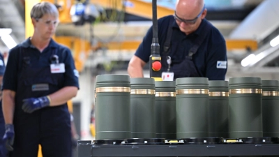 Rheinmetall-Mitarbeiter sind im Werk Unterlüß mit dem Verschließen von 155-Millimeter-Artilleriegranaten beschäftigt. Die Nachfrage nach solcher Munition ist stark gestiegen. (Archivbild) (Foto: Wolf von Dewitz/dpa)