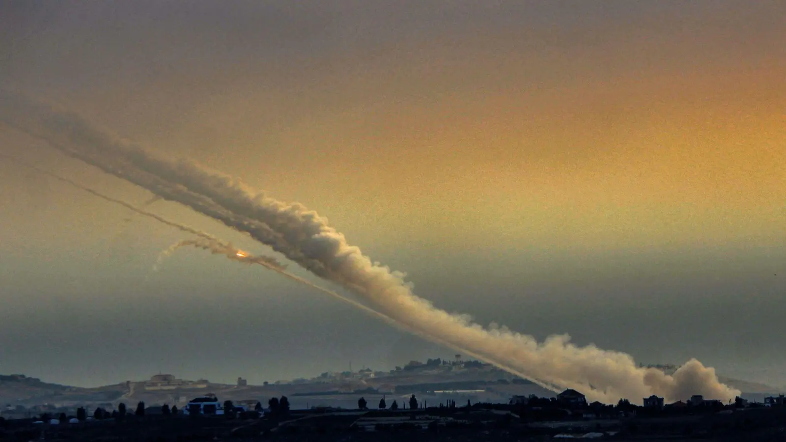 Tag für Tag feuert die Hisbollah Raketen auf Israel ab. (Foto: Stringer/dpa)