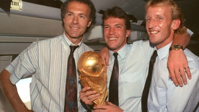 Gemeinsam wurden Franz Beckenbauer (l), Lothar Matthäus (m) und Andreas Brehme (r) 1990 Weltmeister. (Foto: Wolfgang Eilmes/dpa)