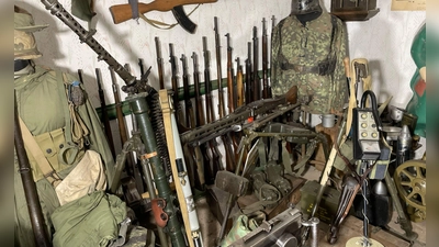 Bei einer Durchsuchung kamen mehrere Langwaffen und Militärgegenstände zum Vorschein. (Foto: -/Polizeipräsidium Unterfranken/dpa)