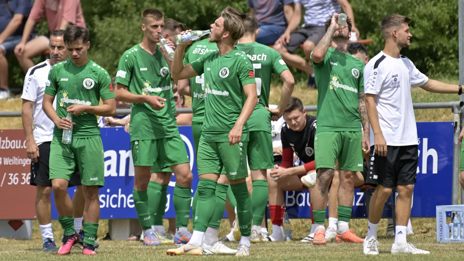 Auch wenn der Flüssigkeitshaushalt wie hier beim Testspiel gegen Aalen aufgefüllt wurde, in der Summe wirkte die SpVgg Ansbach bei den Testspielen am Wochenende ausgelaugt. (Foto: Martin Rügner)