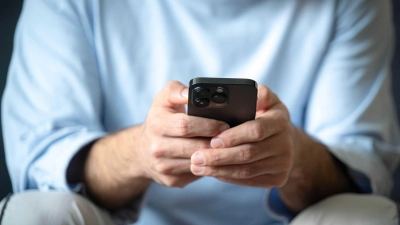 Kriminelle nutzen gehackte Whatsapp-Konten, um über gefälschte Links Zugriff auf weitere Profile zu erhalten. (Foto: Sina Schuldt/dpa/dpa-tmn)