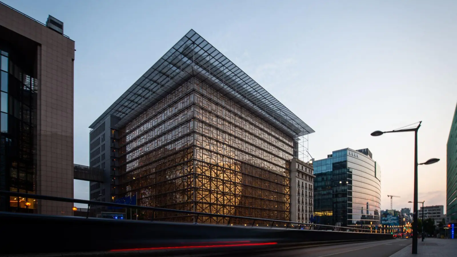 Trotz der ersten Einigung werden im Europagebäude auch in den kommenden Tagen noch schwierige Diskussionen erwartet. (Archivbild) (Foto: Arne Immanuel Bänsch/dpa)