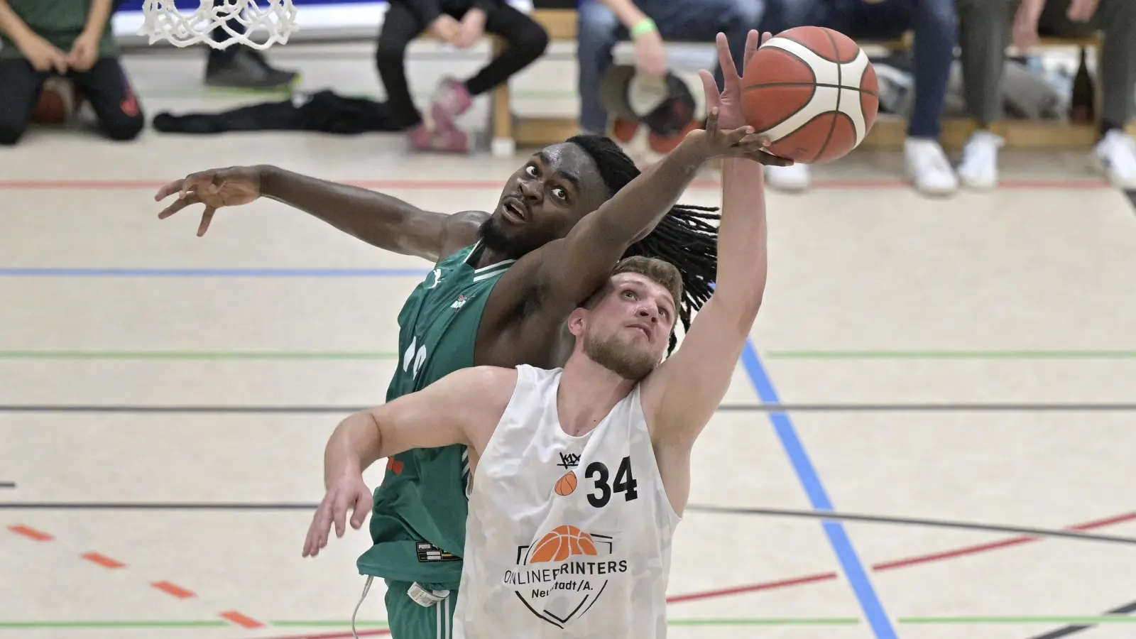 Der TTV Neustadt muss die Qualitäten von Johannes Richter ersetzen. Danny Wägner (in Weiß) kann auch unter dem Korb abräumen, wie er hier gegen Emmanuel Ngan im Derby gegen Ansbach zeigt. (Foto: Martin Rügner)