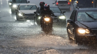 Land unter: Starkregen kann die Straßenverhältnisse binnen kurzer Zeit komplett verändern. Auto- und Motorradfahrer kann das in Stress versetzen. (Foto: Jörg Carstensen/dpa/dpa-tmn)