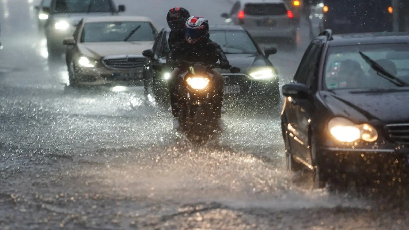 Land unter: Starkregen kann die Straßenverhältnisse binnen kurzer Zeit komplett verändern. Auto- und Motorradfahrer kann das in Stress versetzen. (Foto: Jörg Carstensen/dpa/dpa-tmn)