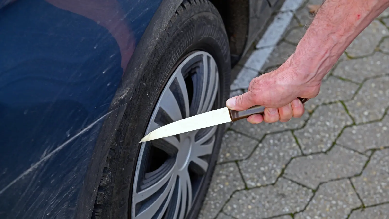 In Untereichenbach beschädigte ein Reifenstecher insgesamt vier Autos. (Symbolbild: Anna Beigel)