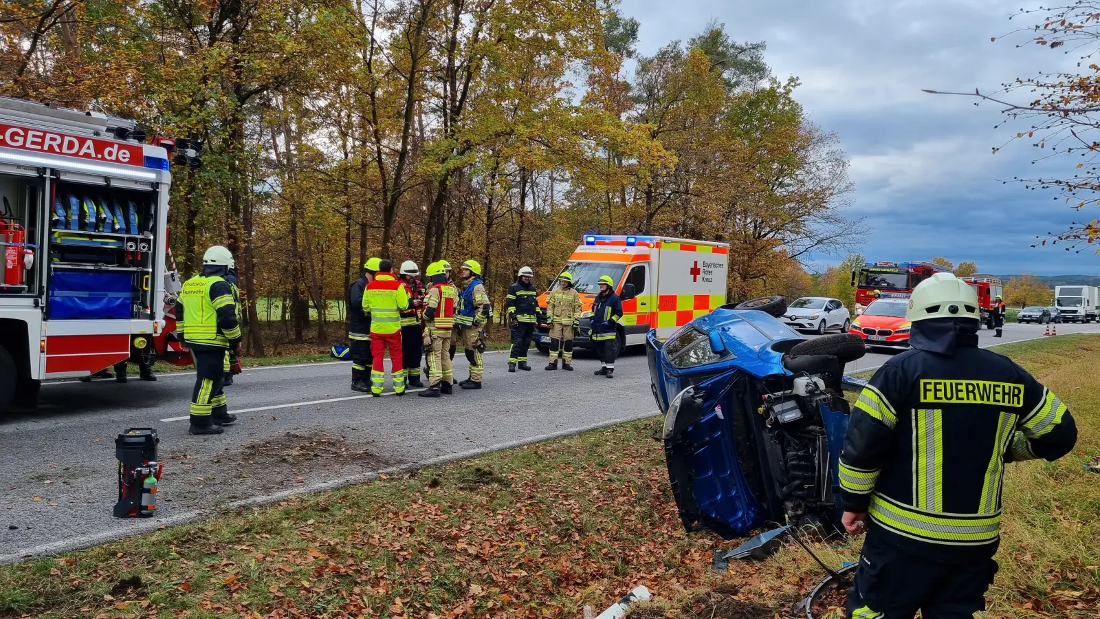 Der Wagen mit dem jungen Fahrer blieb seitlich über einem Graben liegen. Der Fahrer war eingeschlossen, aber nicht eingeklemmt und konnte von der Feuerwehr befreit werden. (Foto: Rainer Weiskirchen)