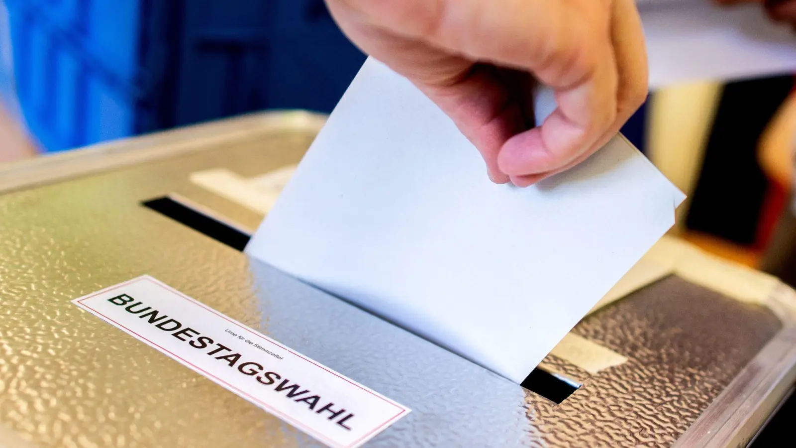 Bis zur Stimmabgabe hat jeder Wähler bewusst wie unbewusst massenweise Wahlwerbung konsumiert. (Illustration) (Foto: Hauke-Christian Dittrich/dpa)